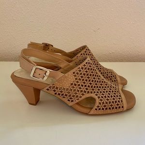 Michelle D Shoes - Women’s 9 - Beige